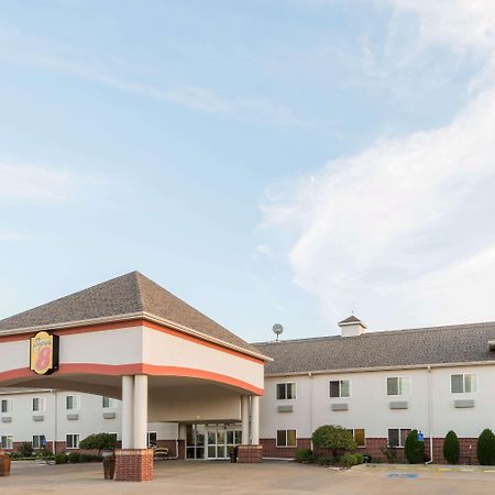 Super 8 by Wyndham Salina Hotel Bagian luar foto