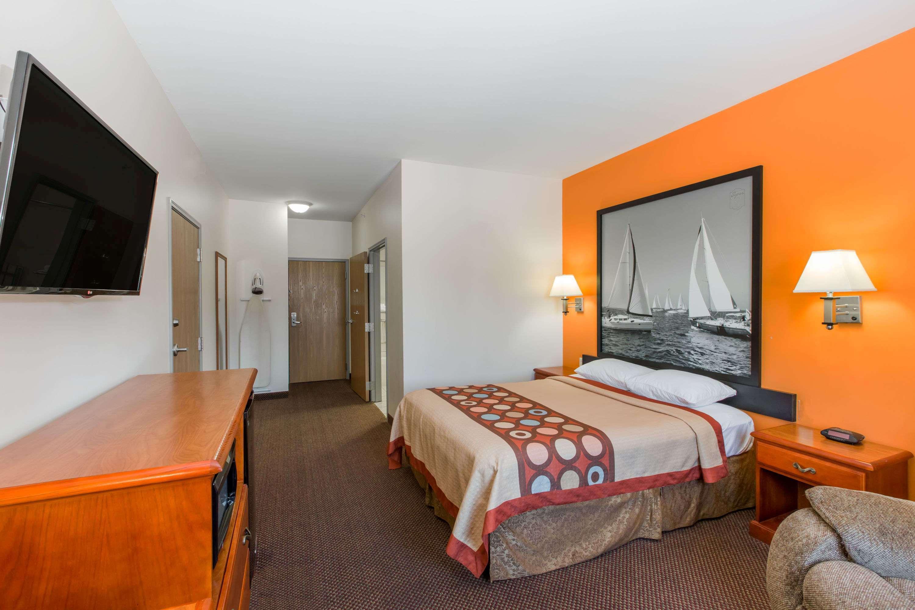 Super 8 by Wyndham Salina Hotel Bagian luar foto