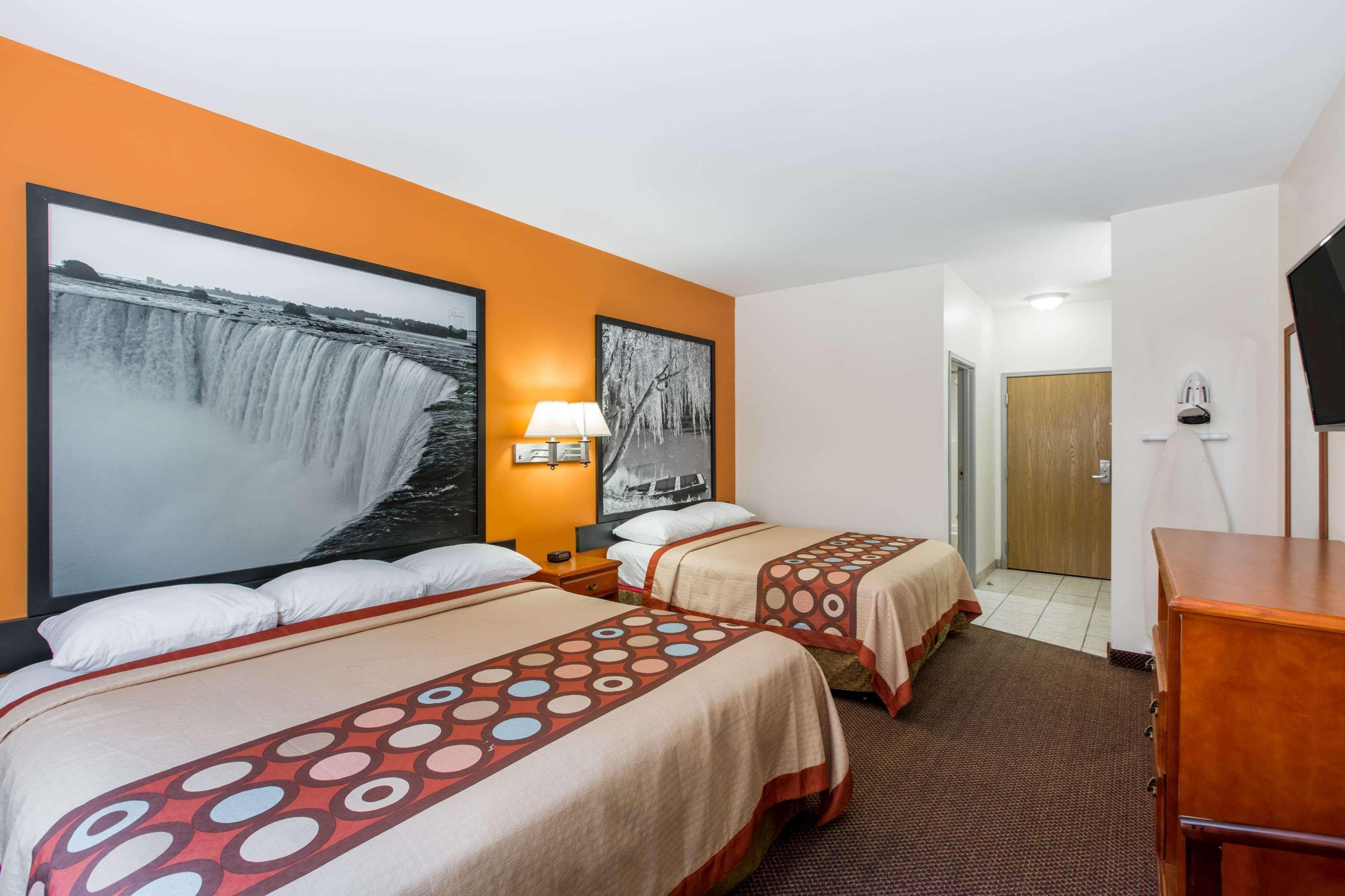 Super 8 by Wyndham Salina Hotel Bagian luar foto