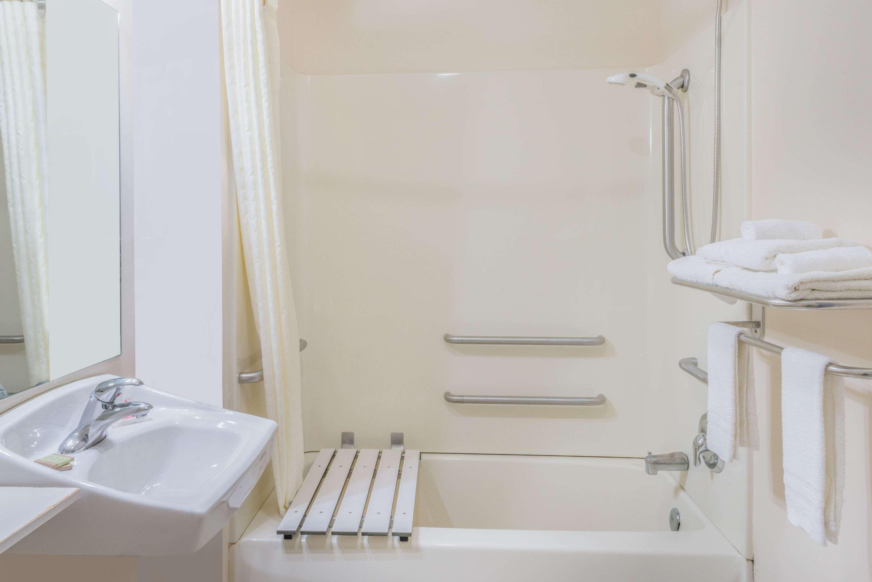 Super 8 by Wyndham Salina Hotel Bagian luar foto