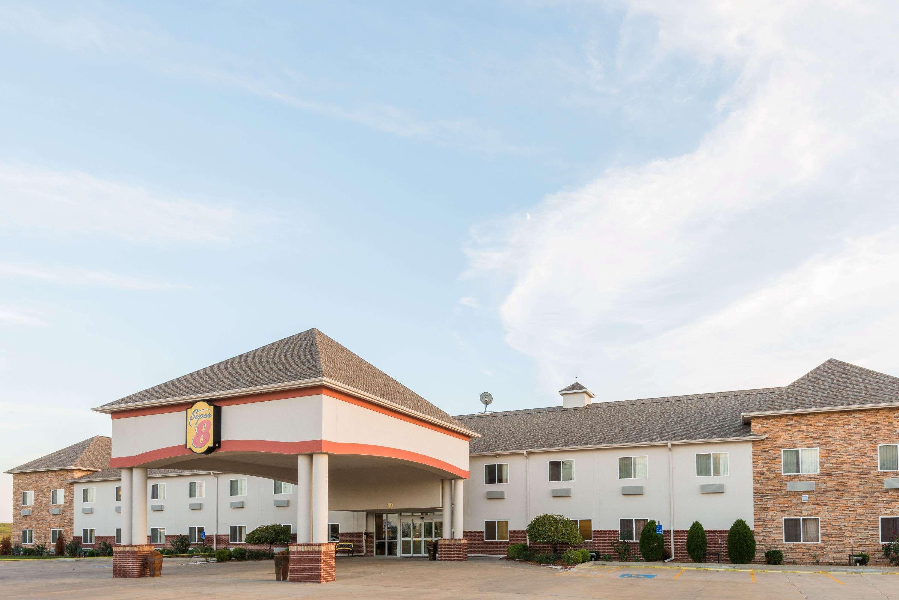 Super 8 by Wyndham Salina Hotel Bagian luar foto