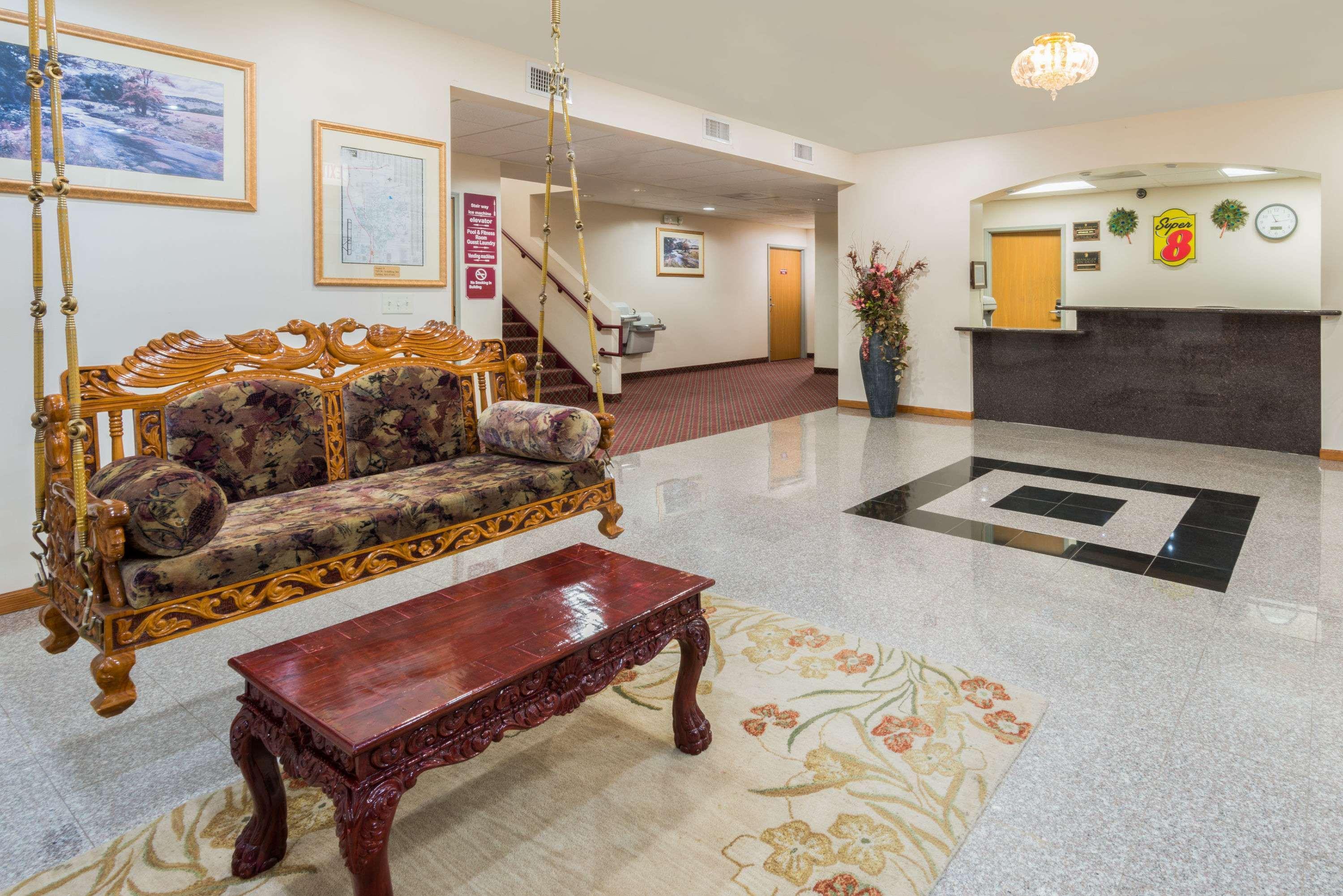 Super 8 by Wyndham Salina Hotel Bagian luar foto
