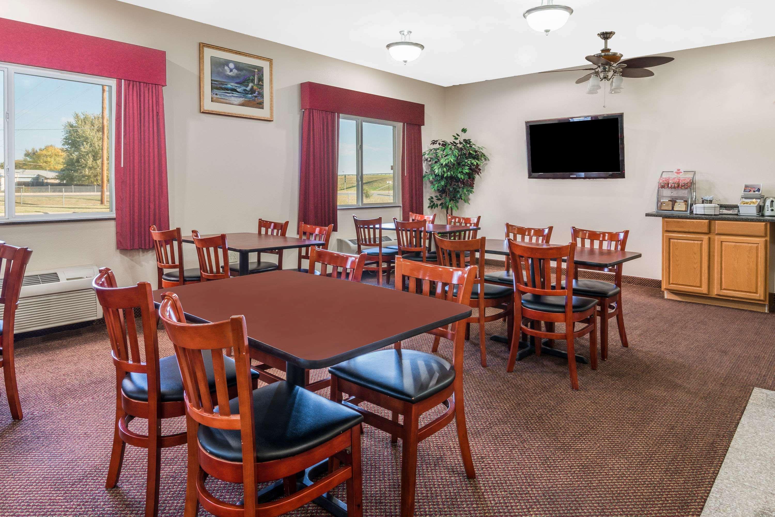 Super 8 by Wyndham Salina Hotel Bagian luar foto