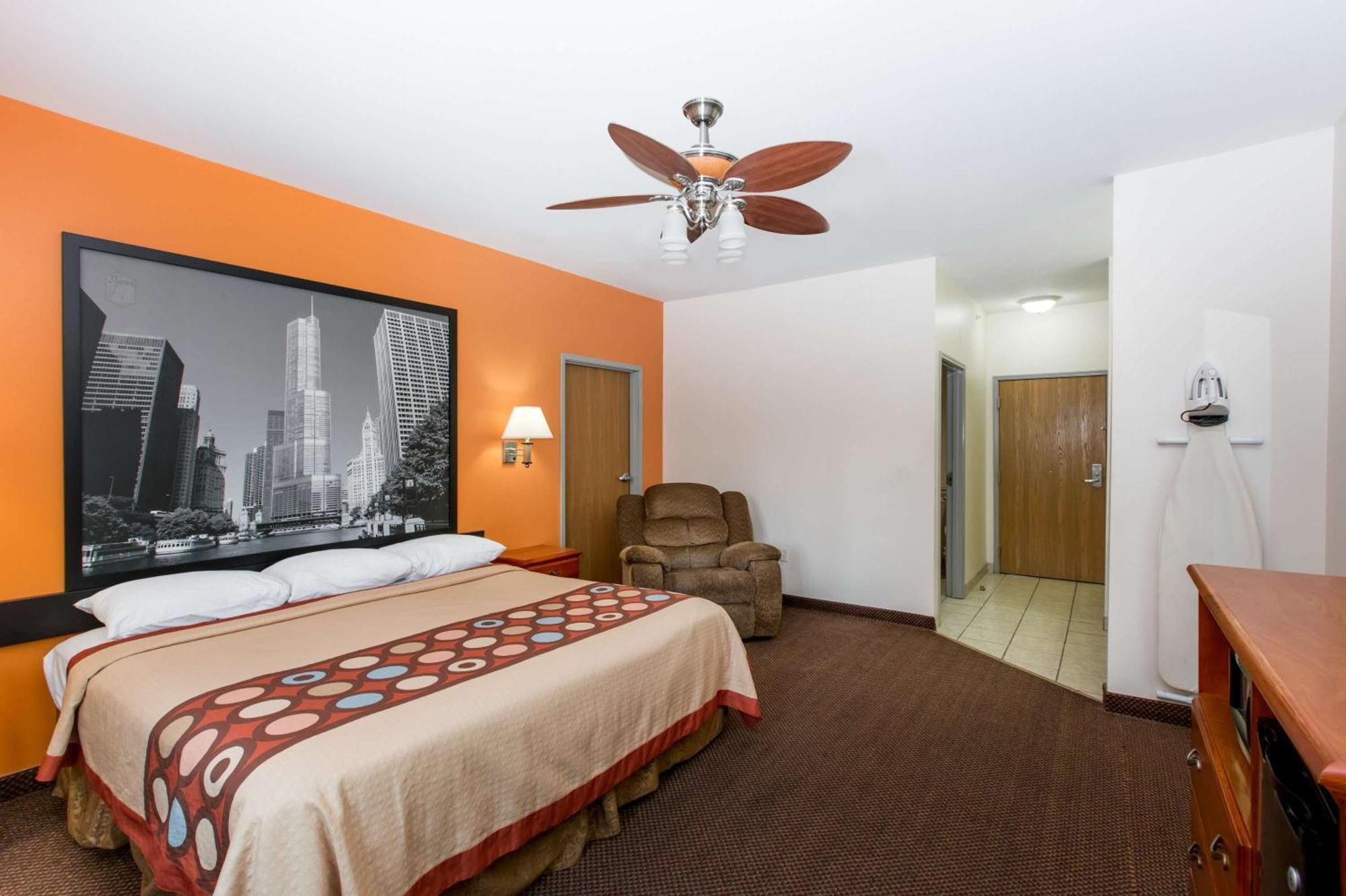 Super 8 by Wyndham Salina Hotel Bagian luar foto